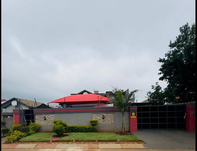 5 BEDROOM HOUSE FOR SALE IN PROTEA GLEN